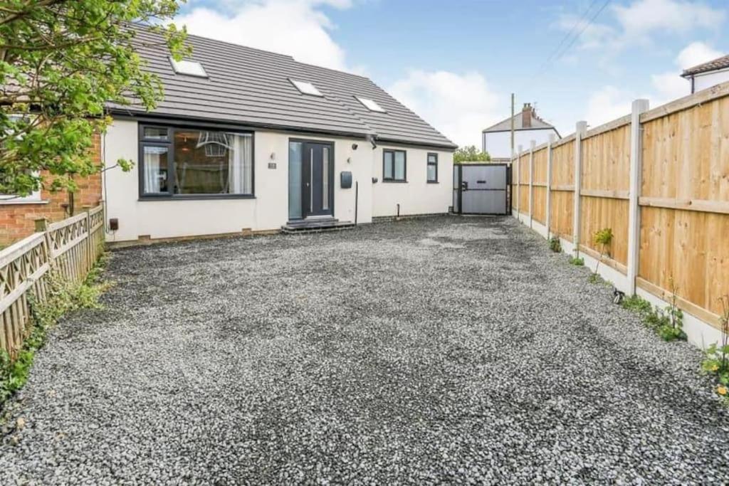 Modern Harrogate House Sleeps 10, Cinema Room & Hot Tub Exterior foto